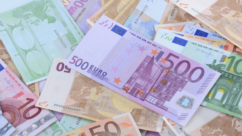 Stavebný úrad rozdával zamestnancom desaťtisícové odmeny. Doprial im aj 3 športové BMW