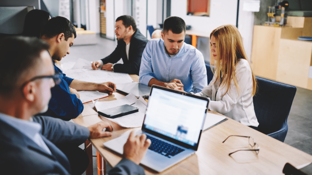 Veľká banka spúšťa vlnu prepúšťania. Prácu stratia tisíce ľudí