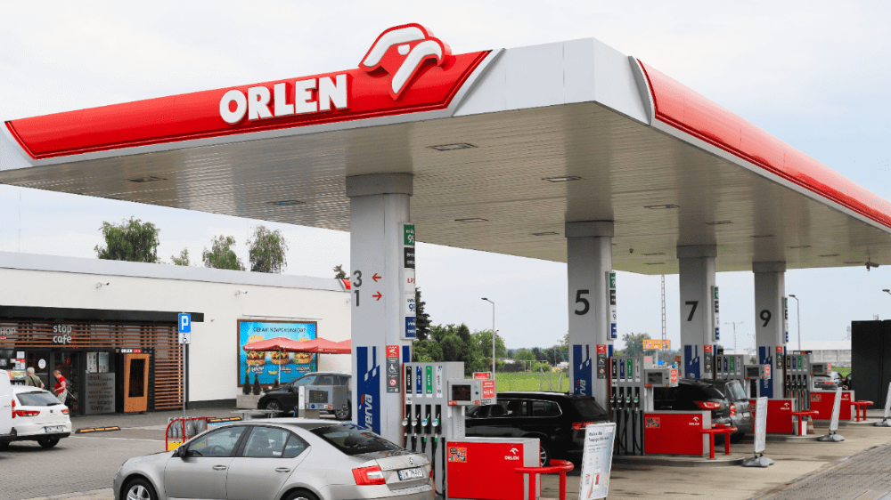 Zvláštna chyba pripravila sieť poľských čerpačiek o stovky miliónov. Teraz sa topí v problémoch
