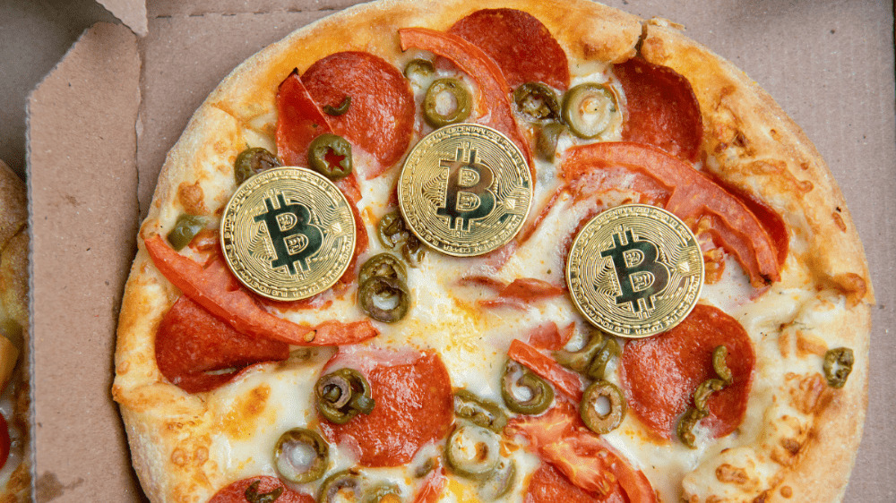 Dnes sa oslavuje „Bitcoin Pizza Day“. Človek, ktorý za ním stojí, mohol byť dnes miliardárom