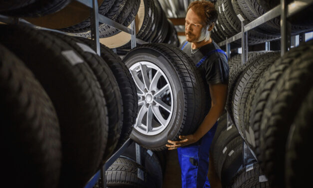 Vodiči by sa mali pri kúpe auta zamerať aj na pneumatiky. Automechanik radí, ako ich skontrolovať