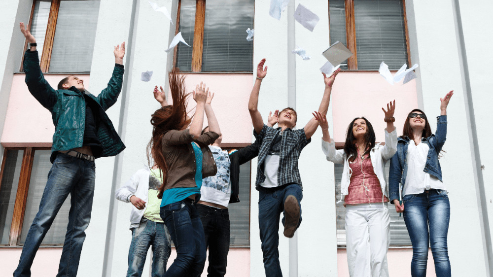 Niektorí mladí Slováci majú po skončení školy povinnosti voči Sociálnej poisťovni