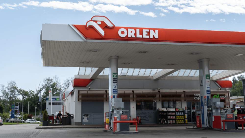 Orlen zápasí s problémami. Zisk spoločnosti sa prudko prepadol