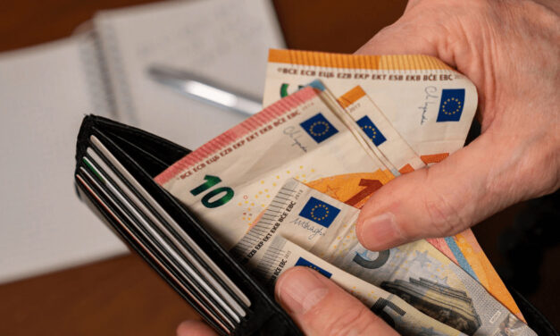 Vláda chce obmedziť príspevok, ktorý poberajú tisícky Slovákov