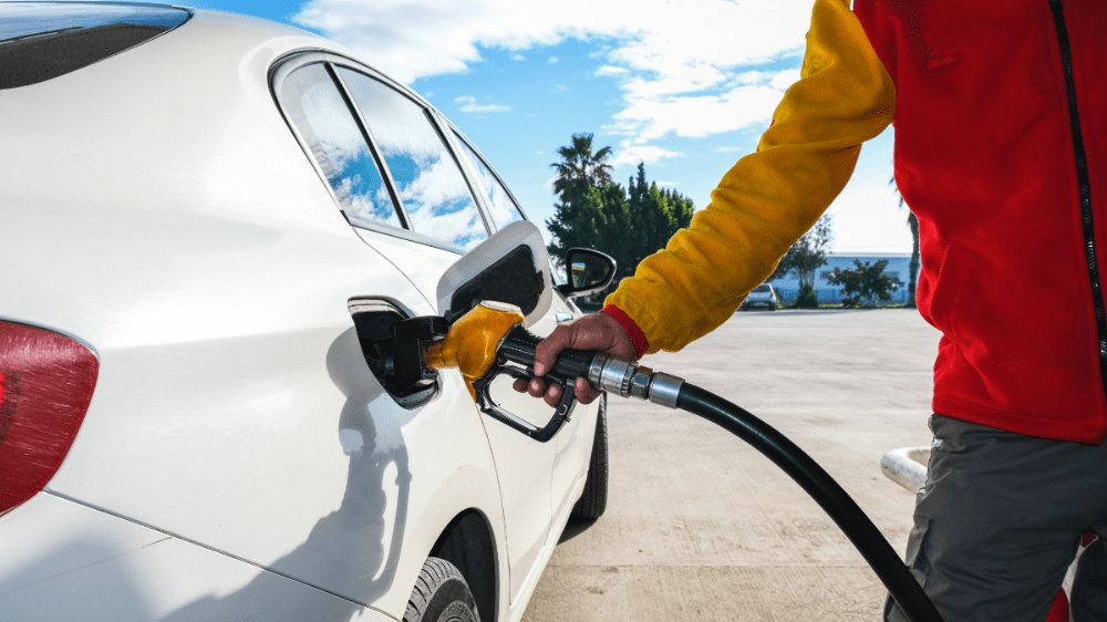 Slovenských motoristov čaká zdražovanie. Dovolenkárom sa oplatí tankovať za hranicami