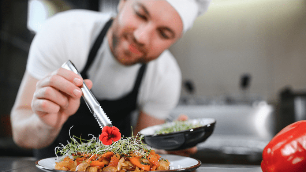 Obsadzovanie voľných pracovných miest v gastre bude ľahšie. Ministerstvo zruší otravnú povinnosť