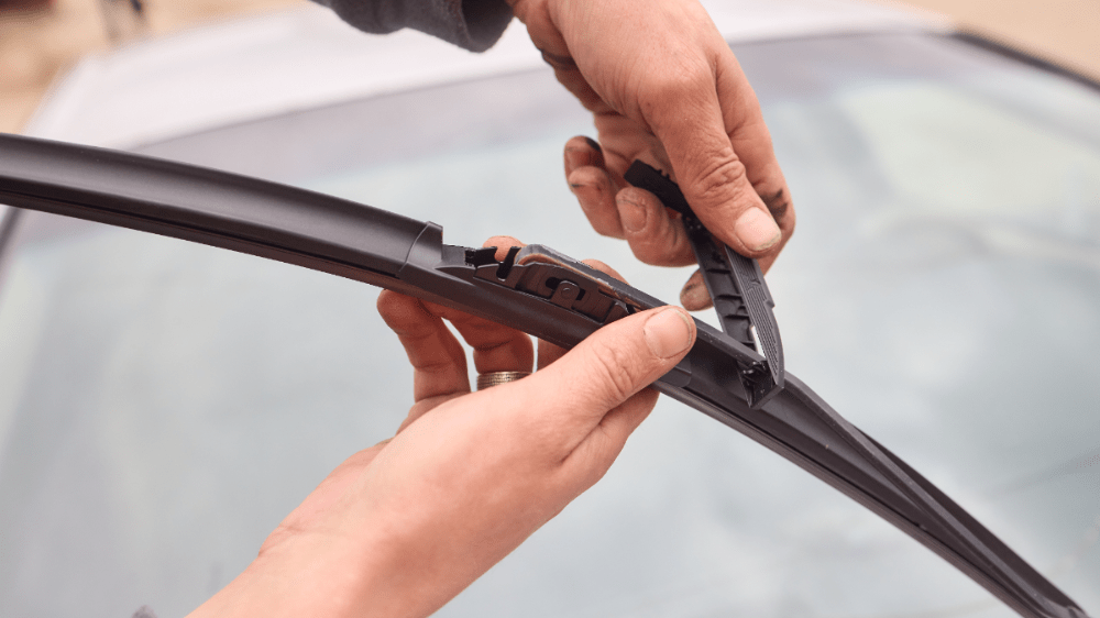 Čo robiť, keď už stierače neplnia svoju funkciu? Pomôže vám jednoduchý trik