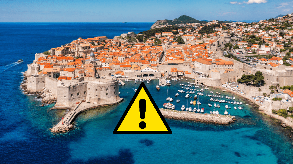 Pláže v Chorvátsku „zamorili“ nebezpečné živočíchy. Dovolenkári sa boja vojsť do mora