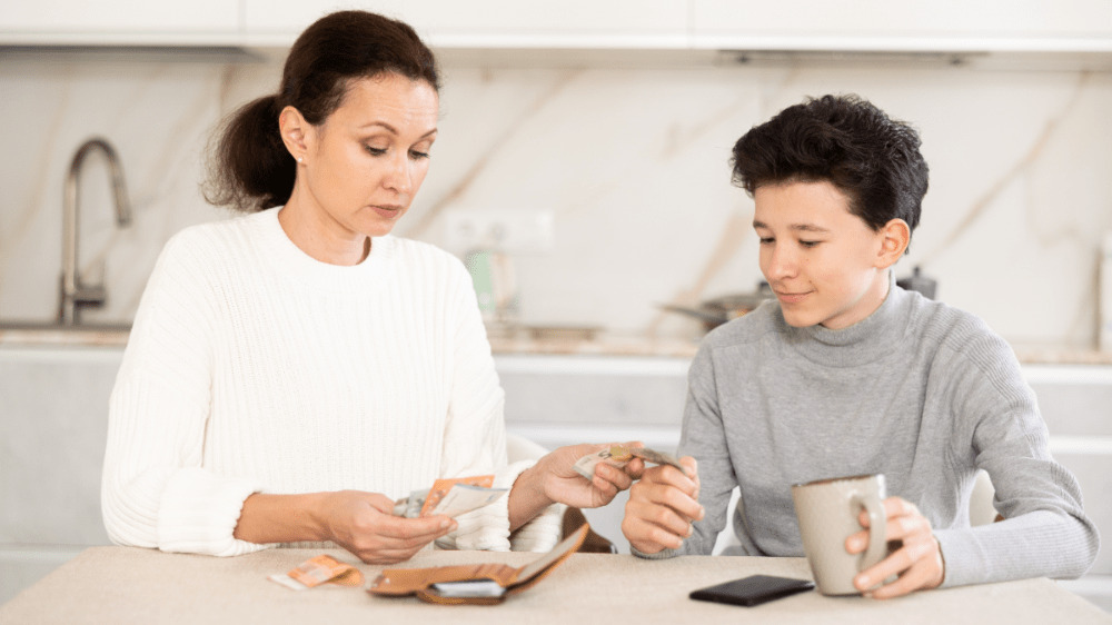 Kedy je vhodné začať dávať deťom vreckové? Odborník radí Slovákom robiť to takto