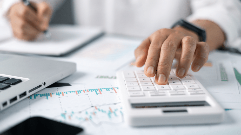 Slovákom znižovanie sadzieb nepomohlo. Banky robia iba „kozmetické úpravy“, tvrdí analytik