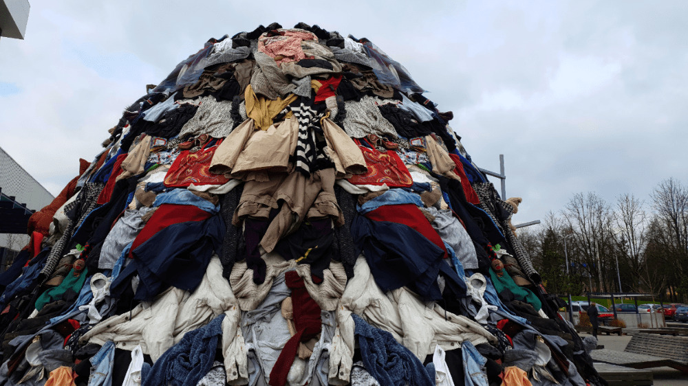 Česi už toho majú dosť. Zavádzajú príplatok za nové oblečenie a povinnú separáciu textilu