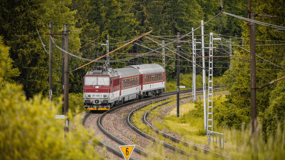 Osobná doprava sa teší popularite. Slováci využívajú autobusy, no aj vlaky