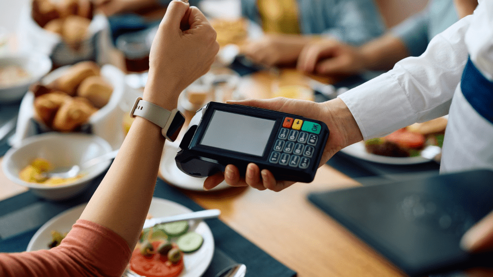 Platby nositeľnými zariadeniami sú čoraz populárnejšie. Populárne nie sú len hodinky