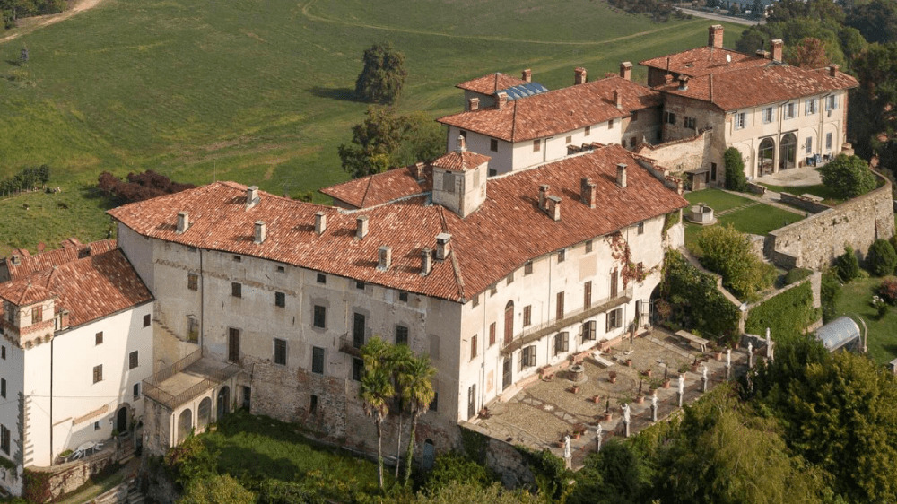 Staňte sa pánom hradu za cenu 4-izbového bytu. Tento majestátny komplex je na predaj