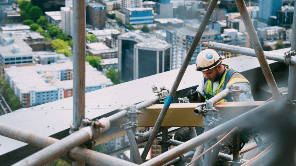 Zamestnanosť na Slovensku v druhom štvrťroku klesala, analytik poukázal na dôvody