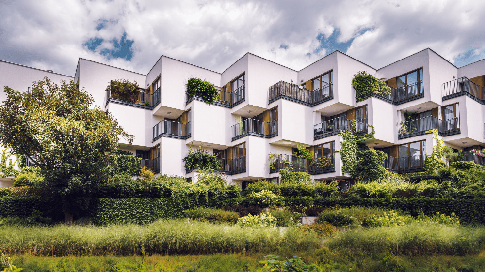 Realitný trh sa rozhýbal. Oplatí sa nehnuteľnosti predávať či kupovať?