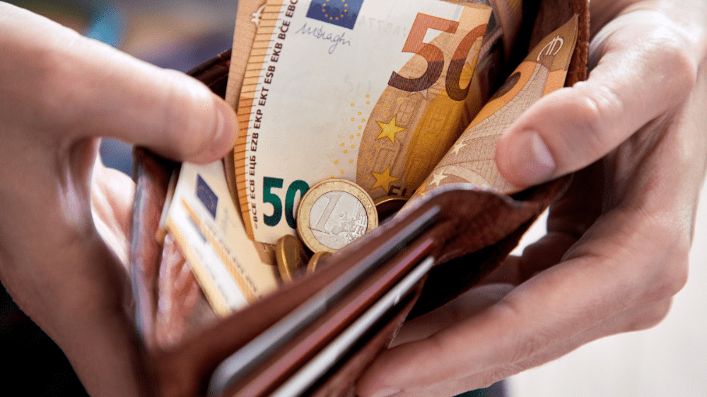 Zamestnávatelia varujú: Nová daň okradne každého Slováka o 292 eur ročne