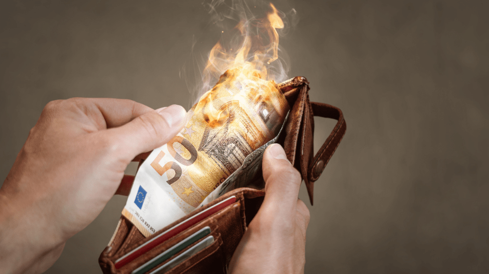 Slováci požičiavajú bankám peniaze zadarmo. Mohli by na nich jednoducho zarobiť