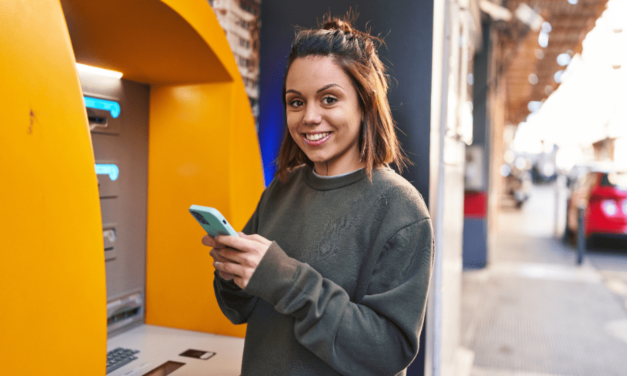Plastové karty môžete nechať doma. Tieto banky ponúkajú výbery z bankomatov mobilom