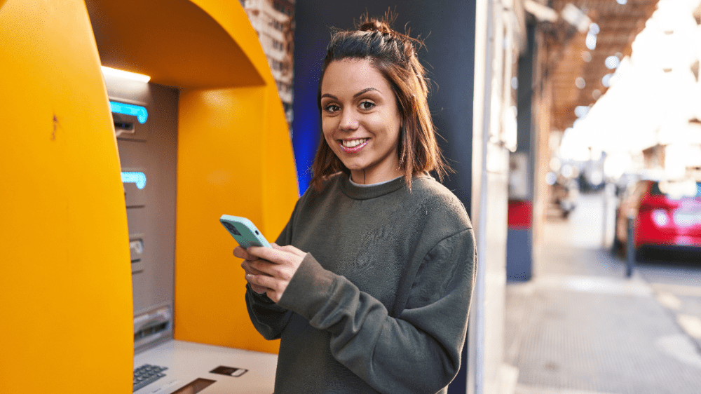 Plastové karty môžete nechať doma. Tieto banky ponúkajú výbery z bankomatov mobilom