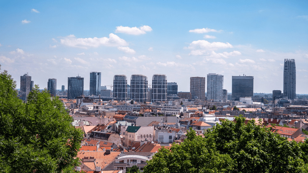 Ceny starších bytov v Bratislave prudko vzrástli, zdraželo aj nájomné