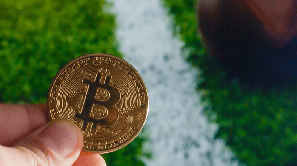 Futbalové legendy propagovali kryptopodvod obludných rozmerov. Išlo o Ponziho schému