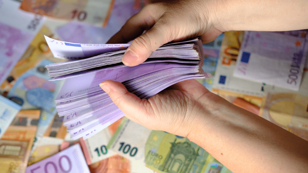 Slováci sa vrhajú na úvery, aj napriek tomu, že patria medzi najdrahšie v EÚ