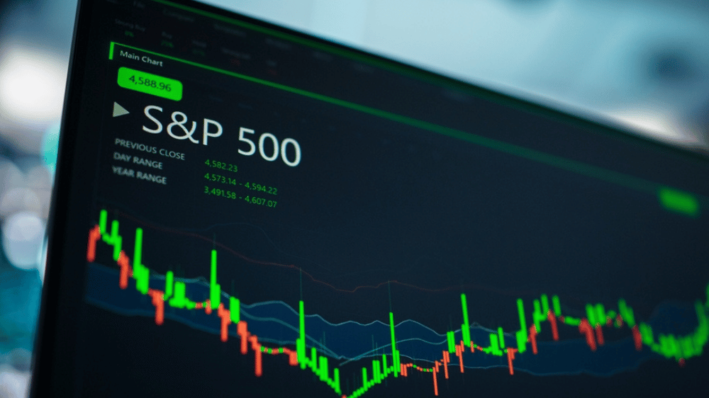 Turbulentné časy na finančných trhoch: Kam smerujú S&P 500, ropa a Bitcoin?