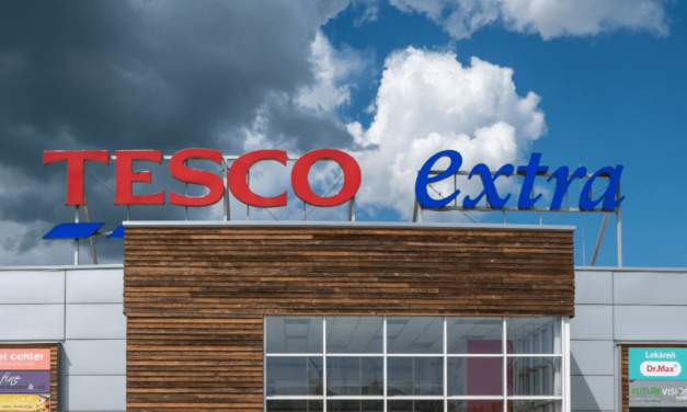 Tesco má problémy. Reťazec zarobil o polovicu menej než líder trhu