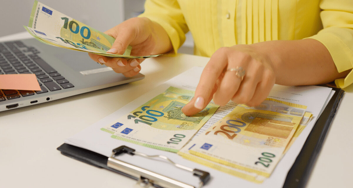 Ako vás banky potichu pripravujú o peniaze a čo s tým robiť