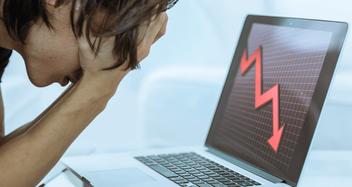 Bitcoin pod časovým tlakom: Straty sa menia na predajnú lavínu