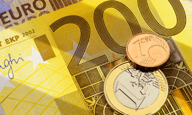 Mesačne investujem 200 eur. Koľko získam o 20 rokov?