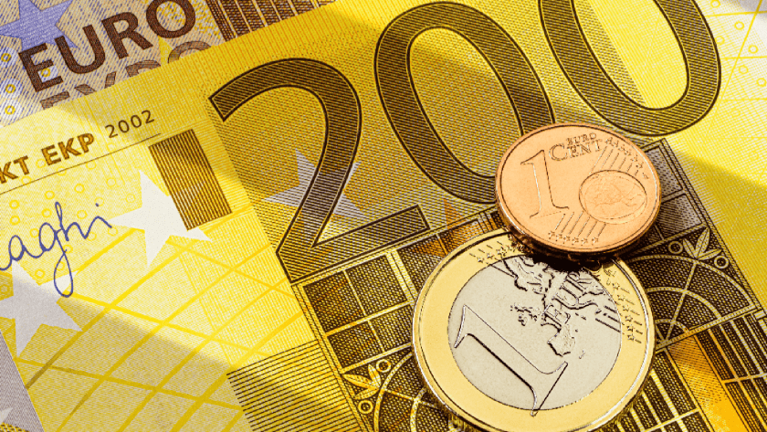 Mesačne investujem 200 eur. Koľko získam o 20 rokov?