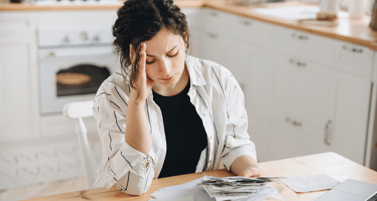 Slováci pod tlakom dlhov: Prečo naše domácnosti ostávajú najzraniteľnejšie v regióne?