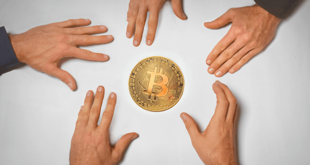 Bitcoin mizne z pultov: Korporácie nakupujú 3-krát rýchlejšie než rast ponuky