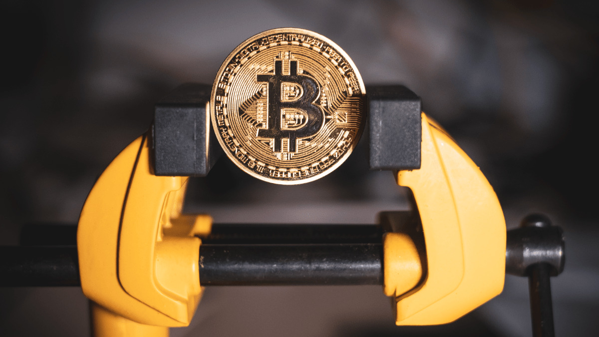 Bitcoin sa obchoduje v úzkom pásme