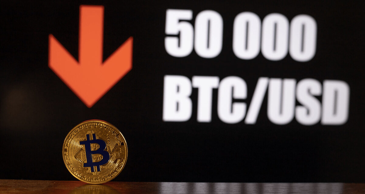 Bloomberg: Bitcoin môže klesnúť až k 50 000 dolárom