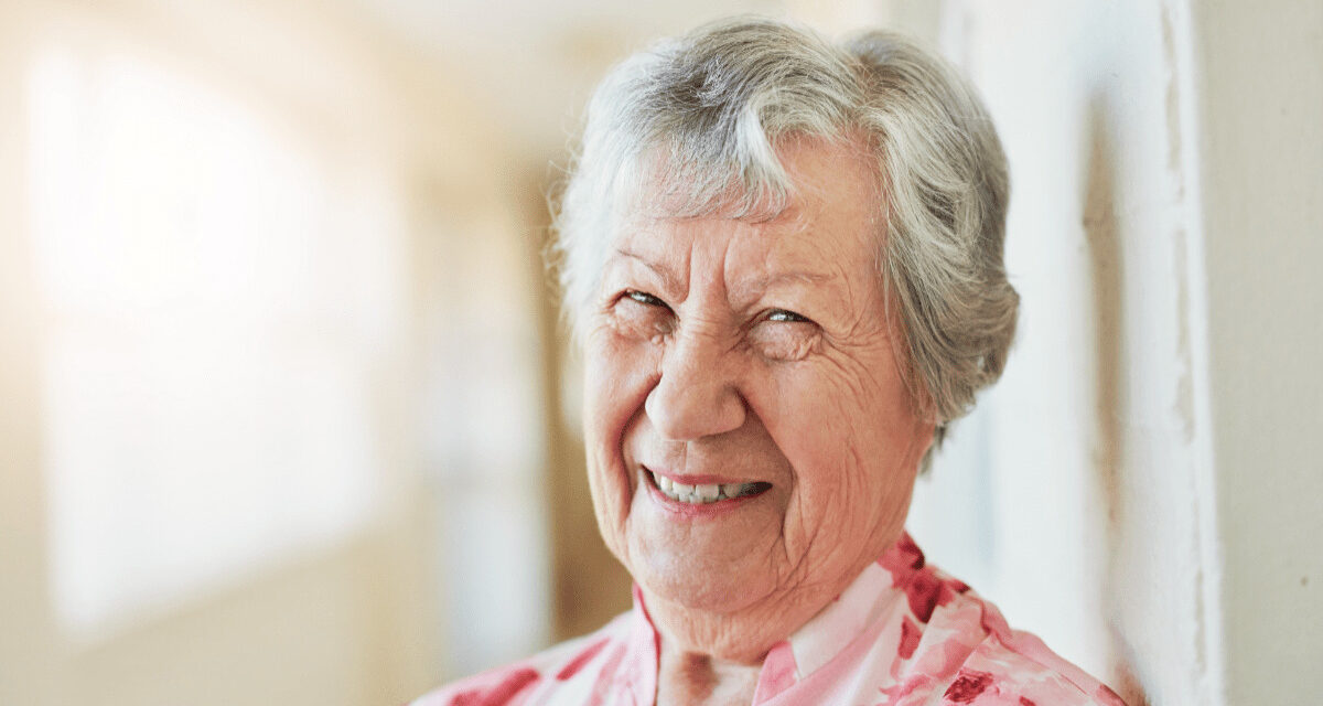 Sociálna poisťovňa opäť zvyšuje dôchodky: Tisíce seniorov čakajú vyššie penzie aj doplatky