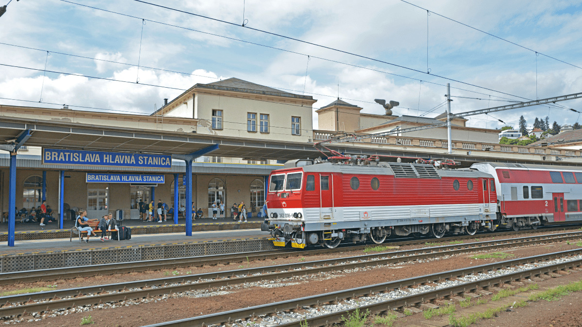 ZSSK v roku 2025 menila železnicu od základov