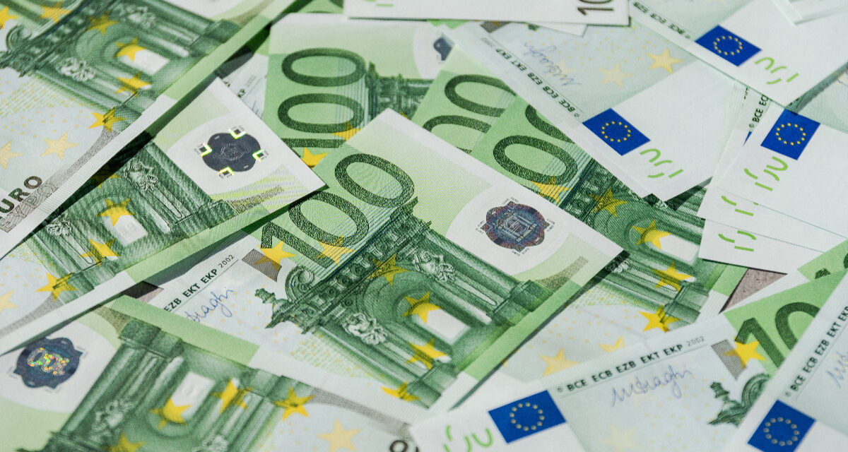 Máte doma starú 100-eurovku? Zistite, dokedy platí