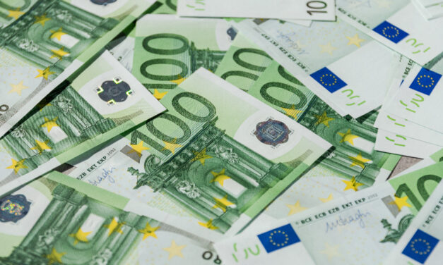 Máte doma starú 100-eurovku? Zistite, dokedy platí