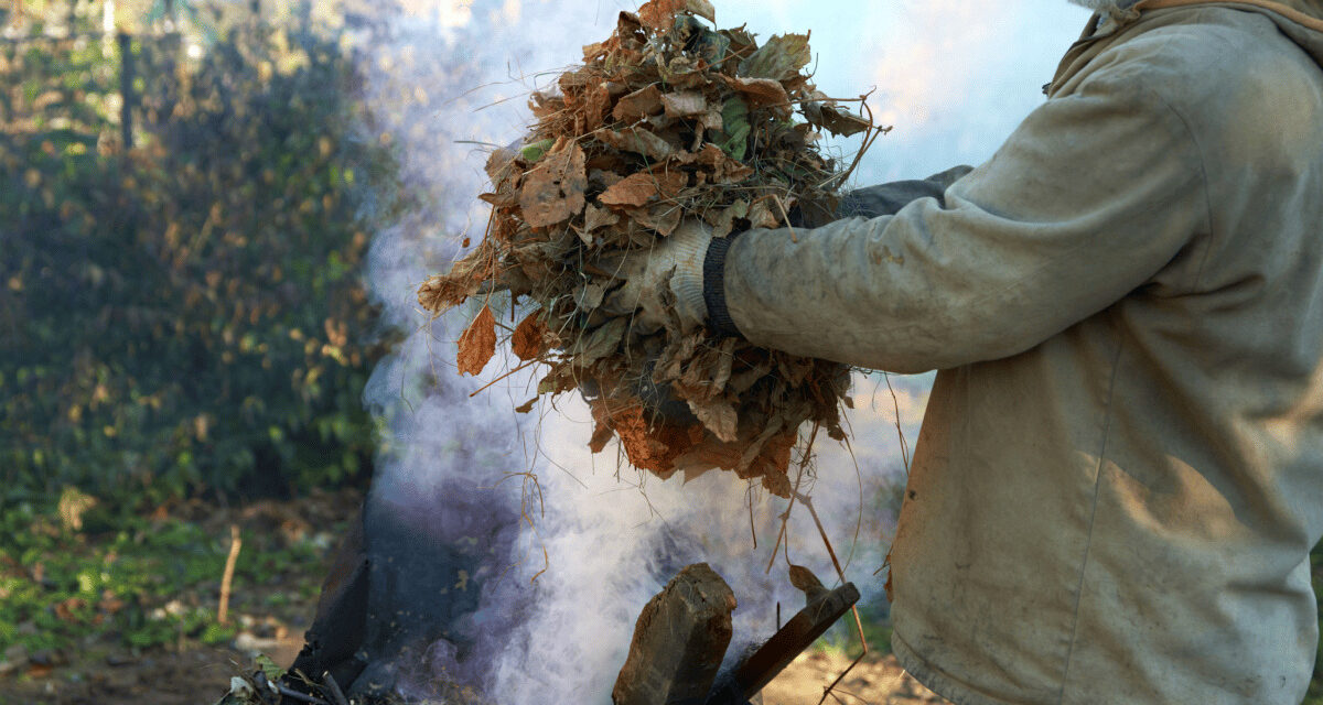 Pálenie odpadu nie je nevinné. Hrozí požiar, krátenie poistky aj pokuta