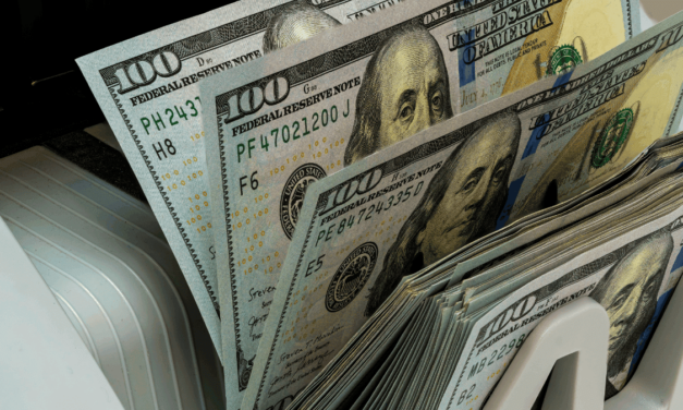 Globálna likvidita upadá: Koniec éry lacných peňazí tlačí Bitcoin nadol