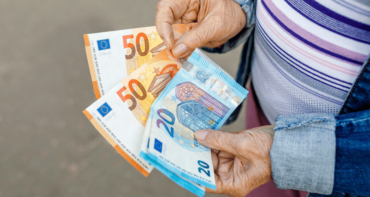 Príplatky za sviatky po zrušení voľna nezmizli. Fico teraz povedal prečo