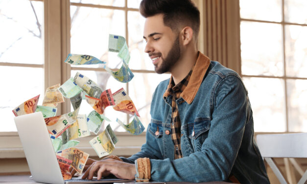 Príspevok na vzdelávanie štartuje: Štát rozdá prvé stovky eur už od apríla