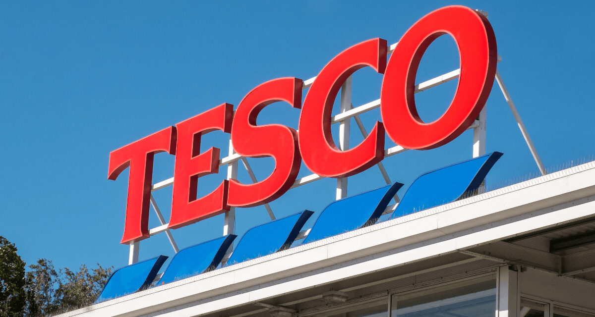 Tesco búra predsudky: Zamestnáva ľudí, na ktorých Slovensko často zabúda