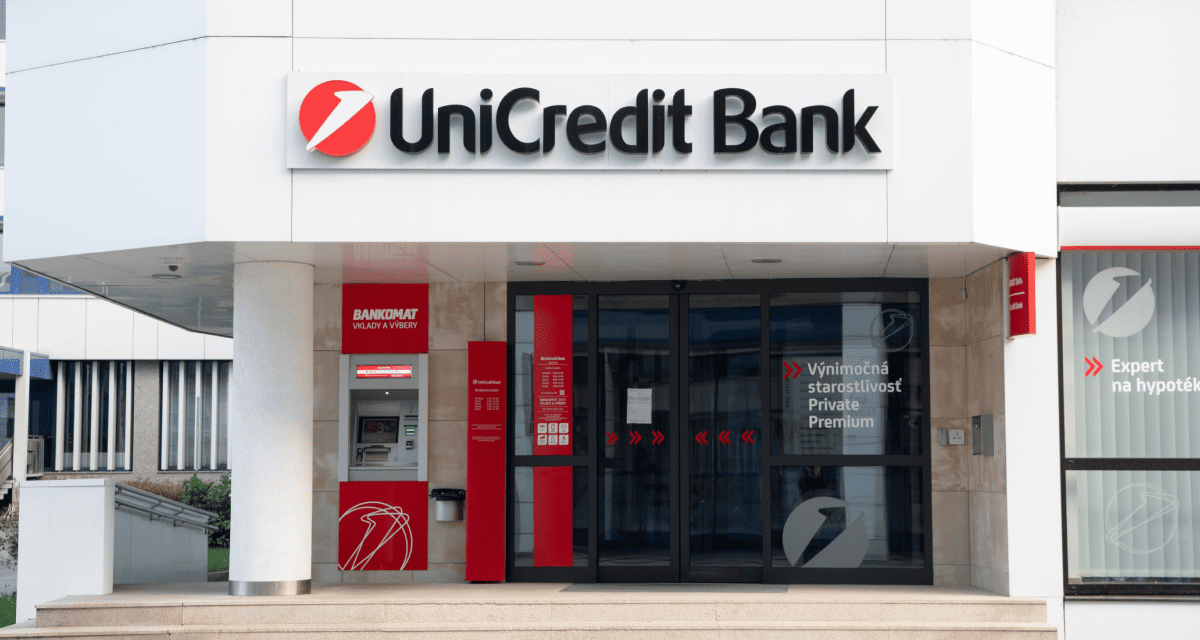 UniCredit mení poplatky. Klienti budú platiť viac, než čakali
