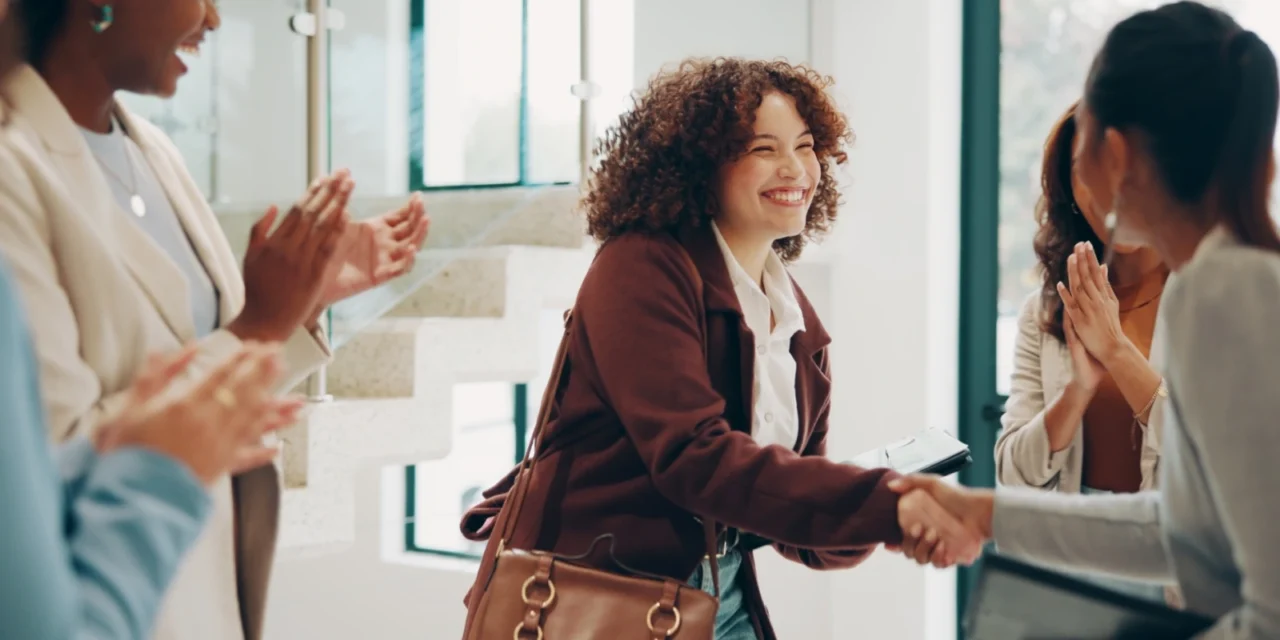 Absolventi narážajú po škole na tvrdú realitu. Firmy chcú skúsenosti
