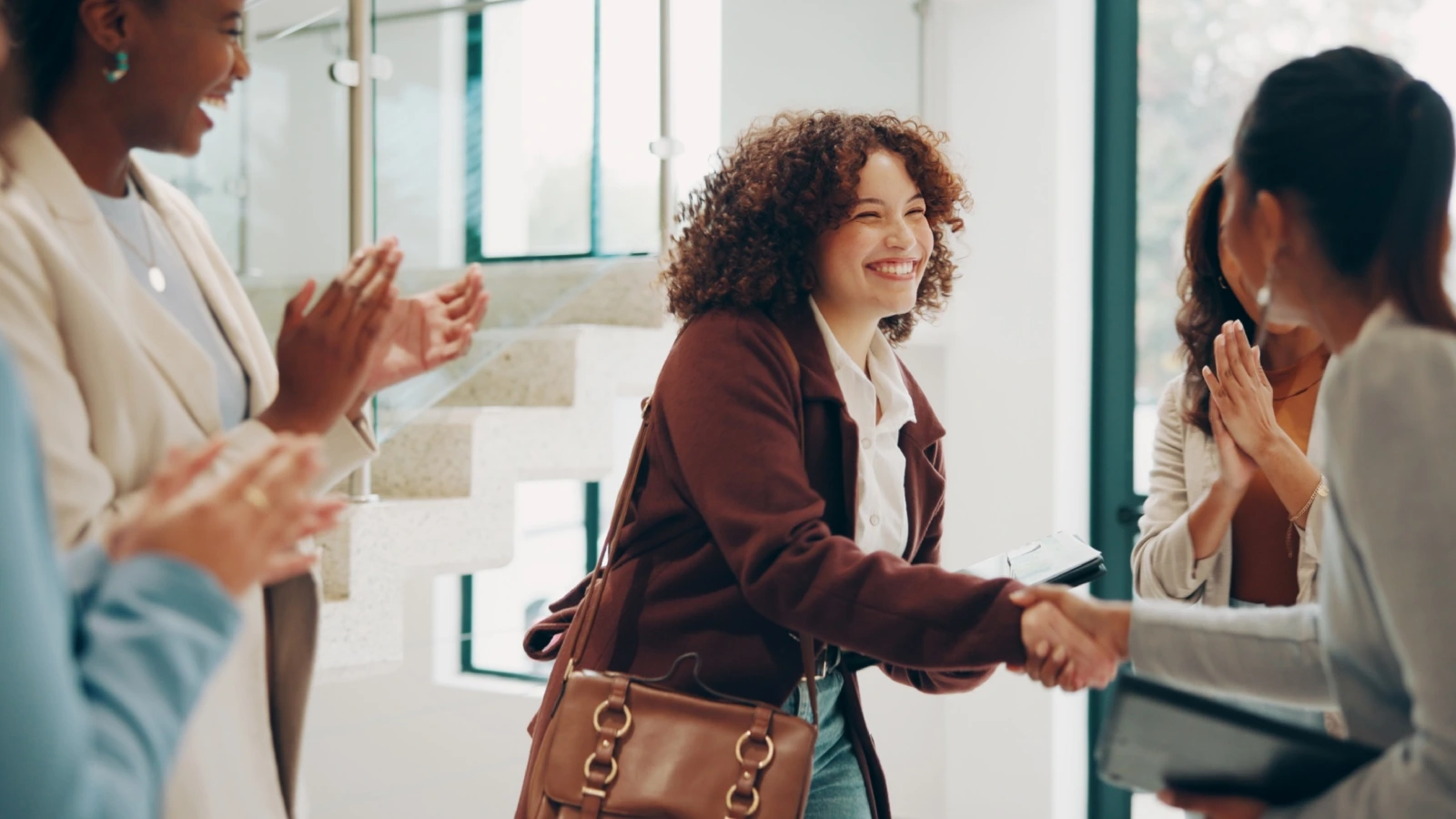Absolventi narážajú po škole na tvrdú realitu