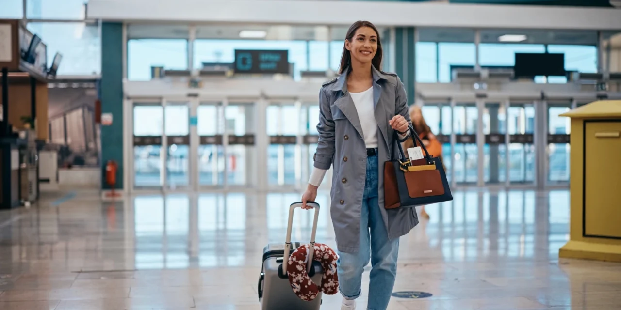 Batožina pri letoch môže stáť desiatky eur. Tento trik vám ušetrí peniaze